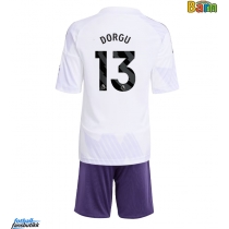 Manchester United Patrick Dorgu #13 Bortedraktsett Barn 2025-26 Kortermet (+ Korte bukser)